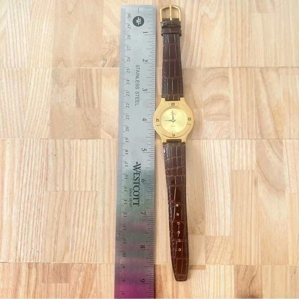 Oscar de la Renta Ladies gold tone brown Leather dress Watch NEW BATTERY